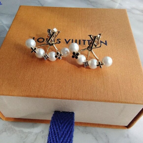 Louis Vuitton Pearl Earrings ♥️ Brand new and unused - Picture 2 of 4